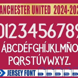 Puede incluir: Una fuente de camiseta blanca con los números del 0 al 9 y las letras de la A a la Z. La fuente es de estilo negrita y en bloque. El fondo es de color rojo oscuro. El texto "MANCHESTER UNITED 2024-2025" está en la parte superior de la imagen en letras doradas. El texto "JERSEY FONT" está en la parte inferior de la imagen en letras azules. Los formatos de archivo TTF, SVG, PDF, PNG y JPG se enumeran debajo del texto.