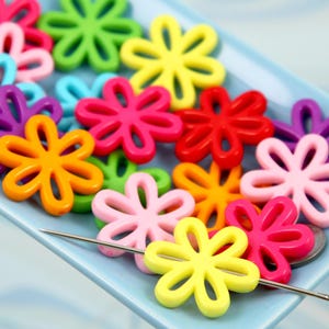 30mm Acrylic Daisy Flower Beads - 25 Pieces