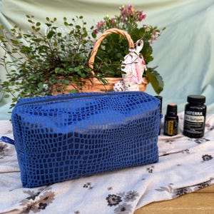 Kosmetiktasche Modell Cornelia Größe L ätherisches Öl Zubehör Öltasche mit Fächern für RollOns blau Schlangenmuster