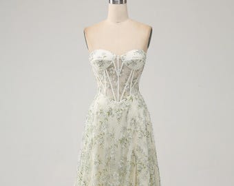 Long white evening dress with floral embroidery, corset design, strapless and floor-length – perfect for balls, weddings, and special occasions.