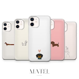 Op de afbeelding: Vijf telefoonhoesjes met illustraties van teckel honden. De hoesjes zijn wit, crème en roze, met afbeeldingen van de honden in bruin en zwart. De merknaam "MATEL CASES" staat onderaan de afbeelding.