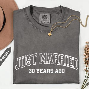 Camiseta Comfort Colors® "Recién casados hace 30 años", regalo para 30.º, 40.º y 50.º aniversario, camisetas personalizadas a juego para parejas, 50 años juntos imagen 5