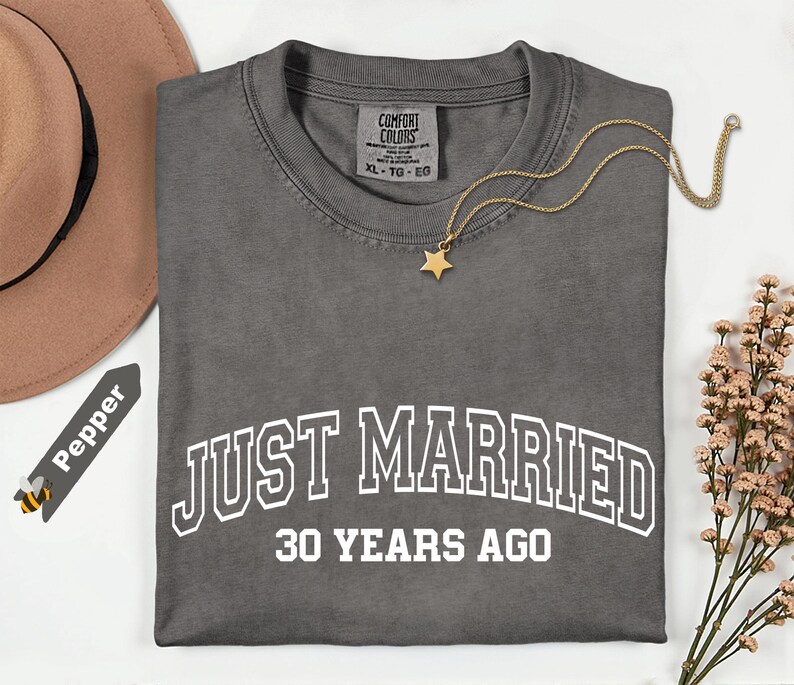 Camiseta Comfort Colors® "Recién casados hace 30 años", regalo para 30.º, 40.º y 50.º aniversario, camisetas personalizadas a juego para parejas, 50 años juntos imagen 5