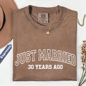 Camiseta Comfort Colors® "Recién casados hace 30 años", regalo para 30.º, 40.º y 50.º aniversario, camisetas personalizadas a juego para parejas, 50 años juntos imagen 1