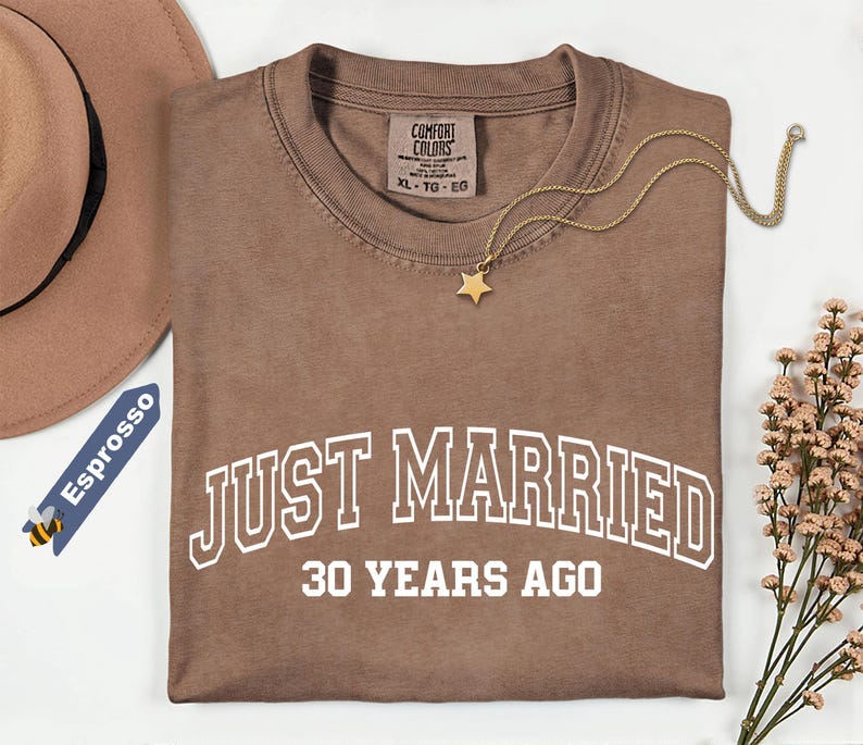 Camiseta Comfort Colors® "Recién casados hace 30 años", regalo para 30.º, 40.º y 50.º aniversario, camisetas personalizadas a juego para parejas, 50 años juntos imagen 1