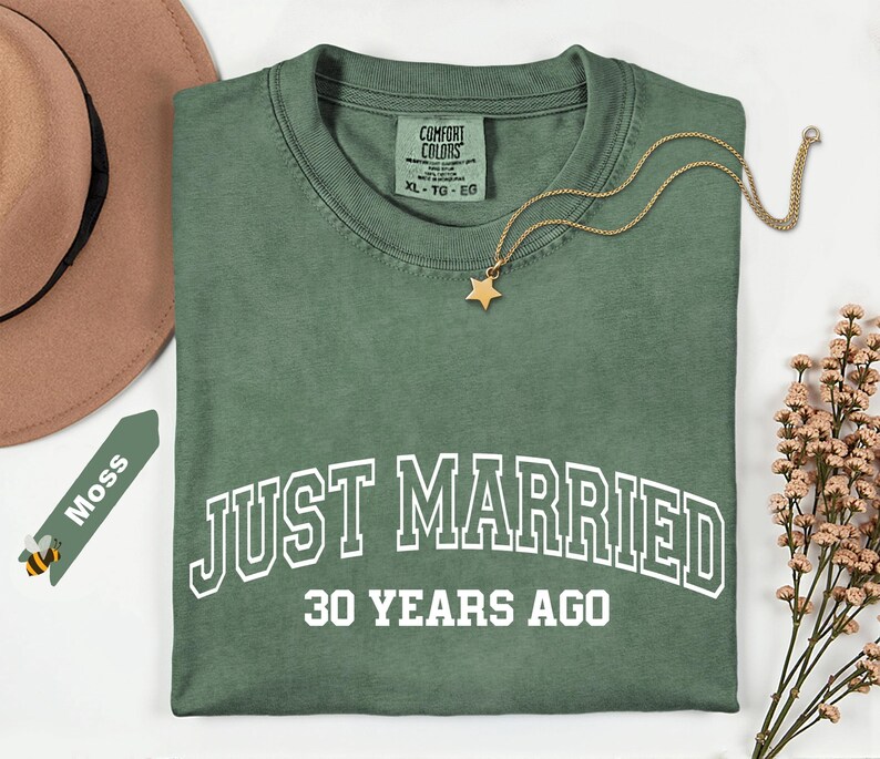 Camiseta Comfort Colors® "Recién casados hace 30 años", regalo para 30.º, 40.º y 50.º aniversario, camisetas personalizadas a juego para parejas, 50 años juntos imagen 2