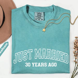 Camiseta Comfort Colors® "Recién casados hace 30 años", regalo para 30.º, 40.º y 50.º aniversario, camisetas personalizadas a juego para parejas, 50 años juntos imagen 3