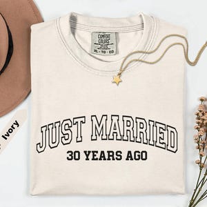 Camiseta Comfort Colors® "Recién casados hace 30 años", regalo para 30.º, 40.º y 50.º aniversario, camisetas personalizadas a juego para parejas, 50 años juntos imagen 4