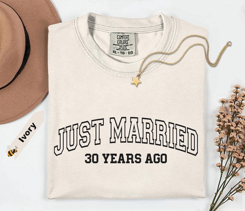Camiseta Comfort Colors® "Recién casados hace 30 años", regalo para 30.º, 40.º y 50.º aniversario, camisetas personalizadas a juego para parejas, 50 años juntos imagen 4