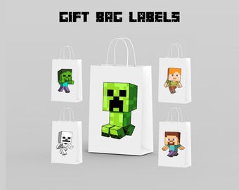 Op de afbeelding: Witte cadeauzakken met Minecraft-personageontwerpen. De tassen bevatten personages als een groene Creeper, een zombie, Alex, Steve en een skelet. De tekst "GIFT BAG LABELS" staat bovenaan.