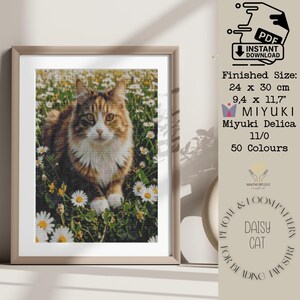 Könnte beinhalten: Gerahmtes Kreuzstichmuster einer langhaarigen Katze in einem Gänseblümchenfeld. Die fertige Größe beträgt 24 x 30 cm. Das Muster verwendet Miyuki Delica 11/0 Perlen und 50 Farben. Der Text lautet "Daisy Cat" und "Sofort-Download".