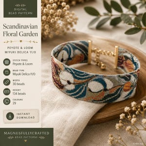Könnte beinhalten: Ein Perlenarmband mit einem Scandinavian Floral Garden Muster aus blauen, orangefarbenen und weißen Miyuki Delica 11/0 Perlen. Das Armband hat goldfarbene Metallendstücke und einen verstellbaren Kettenverschluss. Text: Digital Bead Pattern.