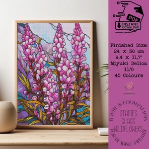 Könnte beinhalten: Ein gerahmtes Glasmalerei-Muster mit rosa Wildblumen mit grünen und gelben Blättern. Die fertige Größe beträgt 24 x 30 cm. Das Muster verwendet 40 Farben und ist ein sofortiger PDF-Download.