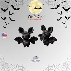 Può includere: Uno schema all'uncinetto per realizzare un piccolo pipistrello nero. Lo schema si chiama "Little Bat" ed è disponibile per il download in PDF. L'immagine mostra due pipistrelli finiti, con uno sfondo di ragnatela e una luna in alto a destra.