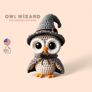 Puede incluir: Patrón de crochet para una linda lechuza que lleva un sombrero de bruja y una capa. El patrón está disponible para descargar en PDF. La lechuza es gris y marrón con grandes ojos negros y un pico naranja.