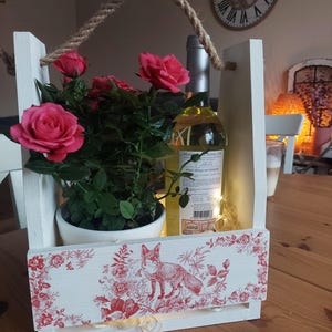 手描きのワインボックス – パーソナライズされた木箱、素朴なワインギフトボックス、カスタムウェディングギフト、クリスマスや家族の行事に最適です。