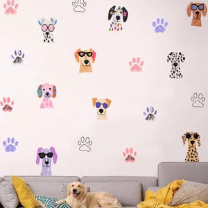以下が含まれることがあります： カラフルな犬のイラストと足跡で飾られた白い壁。犬は、サングラスや花のアクセントなど、さまざまなパターンとアクセサリーで描かれています。足跡はピンク、紫、黒の色合いです。