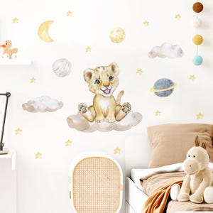 Calcomanía de pared con dibujo de león lindo en la nube y estrellas, vinilo de acuarela para guardería, decoración de interiores para habitación de niños y niñas