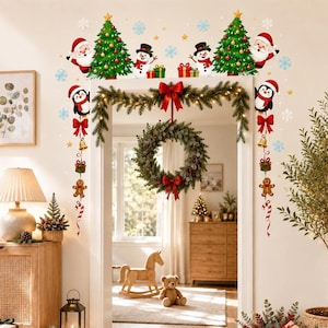 Peut inclure: Un ensemble de stickers muraux de Noël représentant le Père Noël, des bonhommes de neige, des pingouins, des sapins, des bonshommes en pain d'épices, des cadeaux et des flocons autour d'une porte. Une couronne de pin avec un nœud rouge.