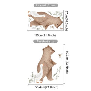 K&ouml;nnte beinhalten: Ein Wandtattoo-Set im Aquarellstil mit einem braunen B&auml;ren, einer wei&szlig;en Gans und Bienen. Der B&auml;r ist etwa 60,3 cm gro&szlig;. Die Layoutgr&ouml;&szlig;e betr&auml;gt 55 cm breit und 37 cm hoch. Die fertige Gr&ouml;&szlig;e ist 55,4 cm breit und 60,3 cm hoch.