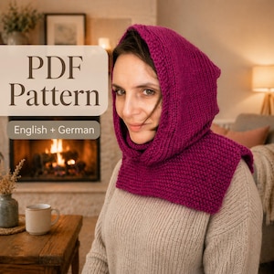 Może przedstawiać: Kobieta w dzianej, magentowej chuście i kapturze. Kaptur wykonany jest z grubej przędzy i ma prążkowaną fakturę. Tekst "PDF Pattern" i "English + German" są widoczne na zdjęciu.
