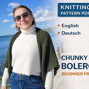 Puede incluir: Una mujer con un jersey de cuello alto blanco y un bolero de punto grueso verde oscuro. La imagen incluye el texto "Knitting Pattern PDF", "Chunky Knit Bolero" y "Beginner Friendly". El fondo muestra un cielo azul y el océano.