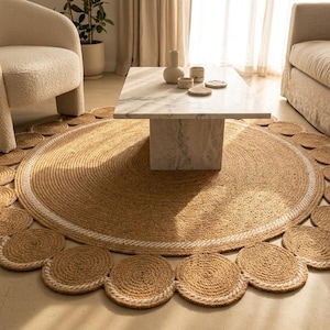Pu&ograve; includere: Un set di tre tazze in ceramica con finitura opaca e macchiettata. Le tazze sono nei toni del crema, grigio chiaro e grigio scuro. Ogni tazza ha un design minimalista e un manico arrotondato.