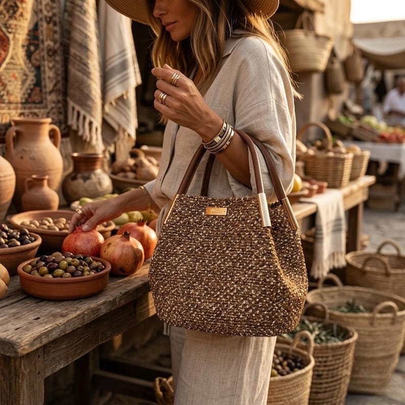 Bolso tote tejido a mano, hilo bouclé marrón, asas de cuero color coñac, bolso de mercado estilo boho. imagen 3
