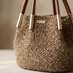 Bolso tote tejido a mano, hilo bouclé marrón, asas de cuero color coñac, bolso de mercado estilo boho. imagen 2
