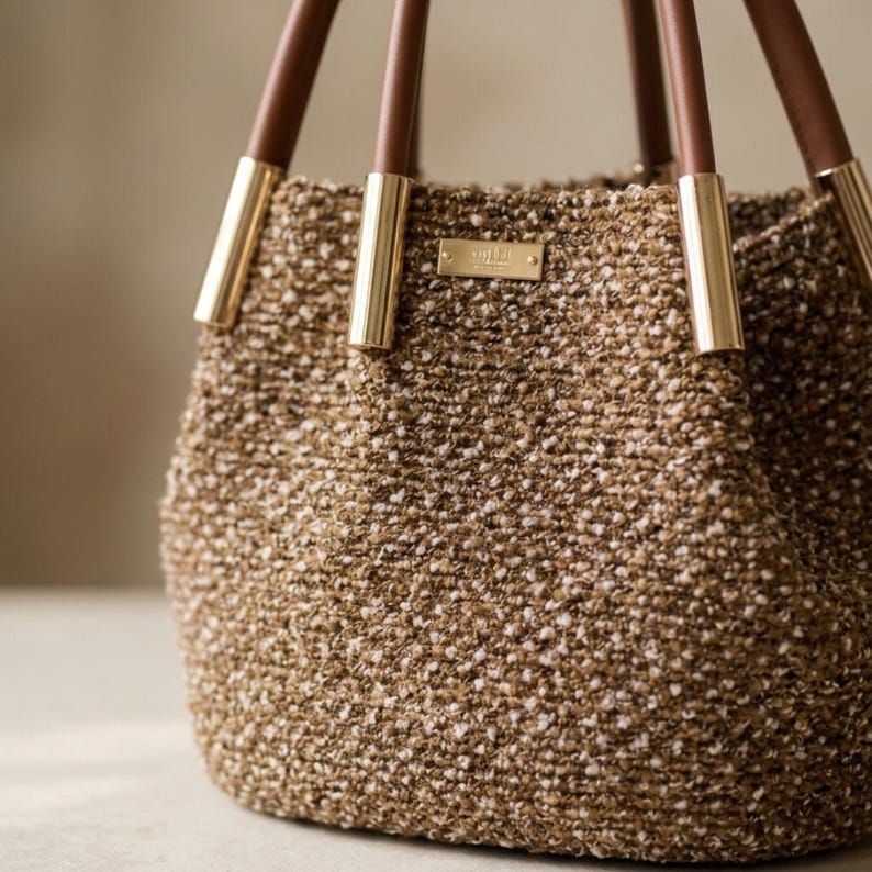 Bolso tote tejido a mano, hilo bouclé marrón, asas de cuero color coñac, bolso de mercado estilo boho. imagen 2