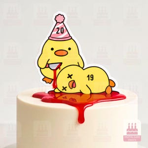 Pode incluir: Um topo de bolo com dois patos amarelos de desenho animado. Um pato usa um chapéu de festa rosa com o número 20 e segura uma faca. O outro pato está deitado com o número 19 e olhos em forma de X. Líquido vermelho escorre da faca no bolo.