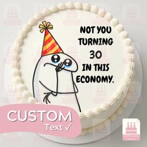 Puede incluir: Un pastel redondo blanco con borde decorativo que presenta un personaje de dibujos animados con un gorro de fiesta a rayas rojas y amarillas, llorando lágrimas azules, y el texto negro: NOT YOU TURNING 30 IN THIS ECONOMY. Banner rosa: CUSTOM Text.