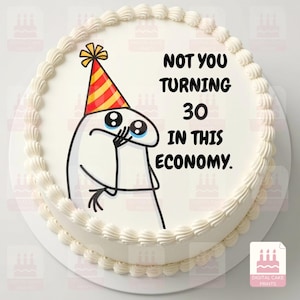 Puede incluir: Un pastel redondo blanco con un borde de glaseado. La parte superior presenta un gráfico impreso de un personaje de dibujos animados llorando con un gorro de fiesta a rayas rojas y amarillas, junto al texto negro: NOT YOU TURNING 30 IN THIS ECONOMY.