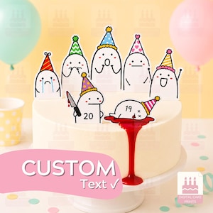 以下が含まれることがあります： カラフルなパーティーハットをかぶった7体の漫画キャラクターのケーキトッパーが飾られた丸い白いケーキ。1体のキャラクターは数字の20が書かれたナイフを持ち、もう1体は数字の19が書かれた状態で横たわっており、側面には赤い液体が垂れています。