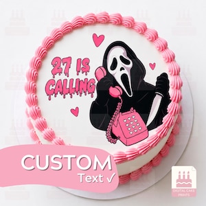 Könnte beinhalten: Ein runder Kuchen mit rosa Spritzglasur-Rand, der eine schwarz gekleidete Figur mit einem rosa Telefon und einem Messer zeigt. Der Text 27 IS CALLING ist in tropfenden rosa Buchstaben gedruckt, ergänzt durch kleine rosa Herz-Illustrationen.