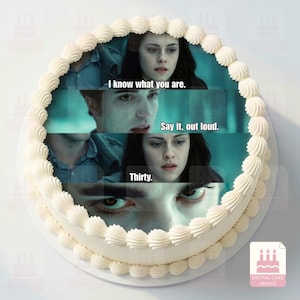 Può includere: Una decorazione rotonda per torta che presenta un collage di scene del film Twilight. L'immagine include il testo I know what you are, Say it, out loud e Thirty. Il design è bordato da un bordo di glassa bianca su una base circolare.