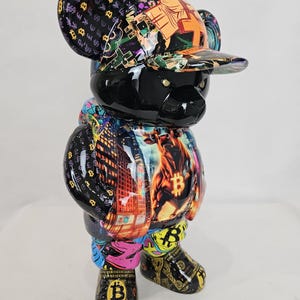 ArtBrut by Ann - AngryBear x Bitcoin 彫刻樹脂限定版、クマの彫刻ポップアート、ユニークなクマのギフト、ユニークな手作りの彫刻。