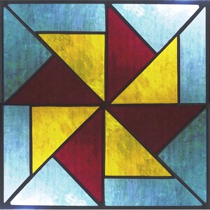 Könnte beinhalten: Ein buntes Bleiglasfenster mit geometrischem Muster. Das Fenster zeigt ein Muster aus roten, gelben und blauen Dreiecken.