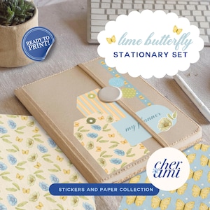 Puede incluir: Un juego de papelería con un diario beige, etiquetas y papel estampado, todo con un tema de mariposa lima. El juego incluye pegatinas y el texto "lime butterfly STATIONARY SET". El diario tiene una banda elástica decorativa.