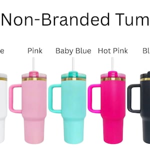 Puede incluir: Cinco vasos sin marca de 1,18 litros en blanco, rosa, azul beb&eacute;, rosa intenso y negro. Cada vaso tiene un asa, una banda dorada y una tapa y pajita a juego. El texto "40oz Non-Branded Tumblers" est&aacute; en la parte superior.