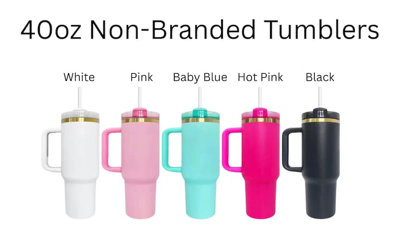 Puede incluir: Cinco vasos sin marca de 1,18 litros en blanco, rosa, azul beb&eacute;, rosa intenso y negro. Cada vaso tiene un asa, una banda dorada y una tapa y pajita a juego. El texto "40oz Non-Branded Tumblers" est&aacute; en la parte superior.