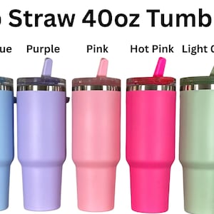 Puede incluir: Imagen de cinco vasos de 1,18 litros (40 oz) en azul claro, morado, rosa, rosa intenso y verde claro. Cada vaso tiene una pajita abatible y un borde plateado. El texto "Flip Straw 40oz Tumblers" est&aacute; en la parte superior.