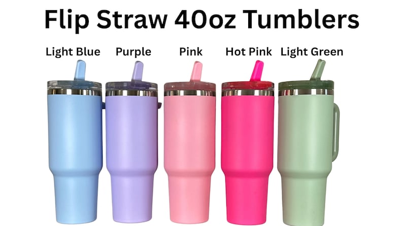 Puede incluir: Imagen de cinco vasos de 1,18 litros (40 oz) en azul claro, morado, rosa, rosa intenso y verde claro. Cada vaso tiene una pajita abatible y un borde plateado. El texto "Flip Straw 40oz Tumblers" est&aacute; en la parte superior.