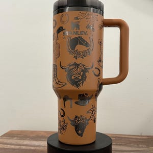 Copo Stanley Quencher - Design Cowgirl personalizado de 40 onças, presente personalizado para amantes de cowgirls e entusiastas de bebidas