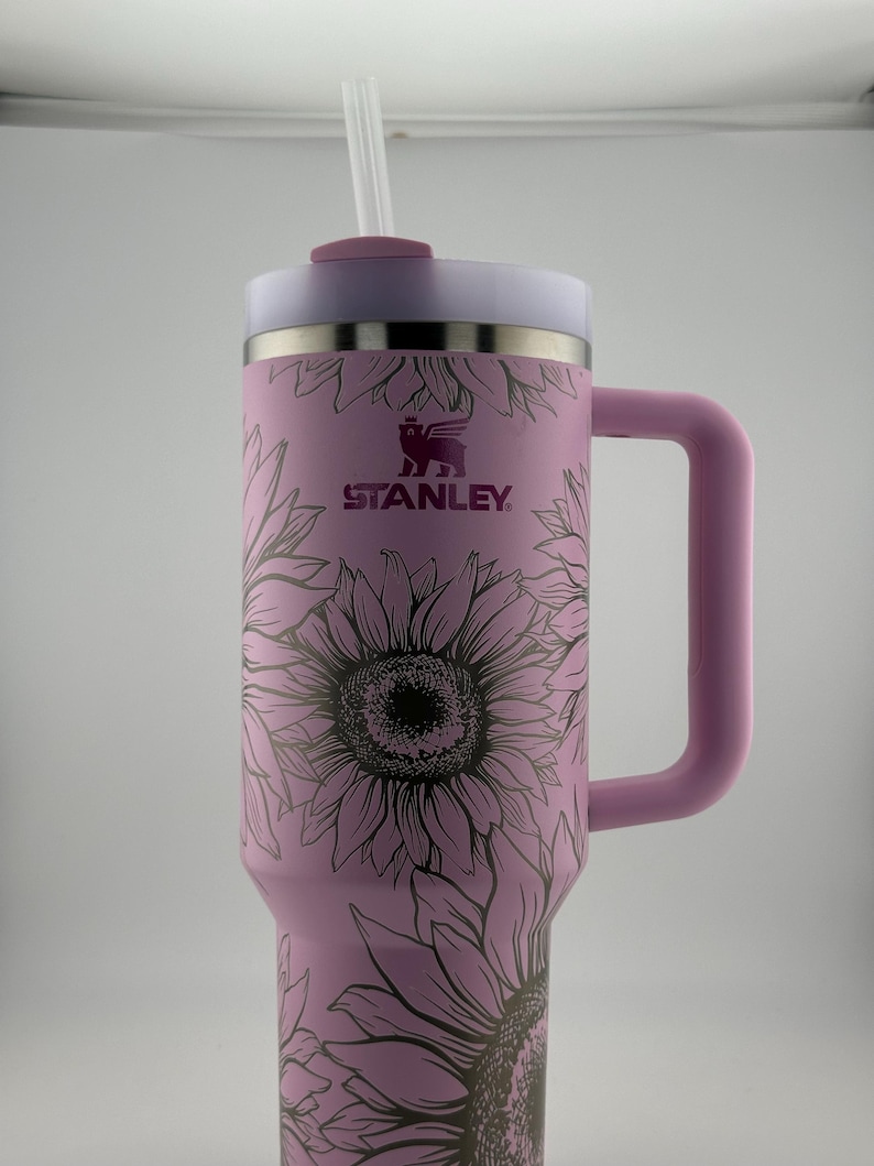 Puede incluir: Un juego de tres tazas de cer&aacute;mica con un acabado mate moteado. Las tazas son de color crema, gris claro y gris oscuro. Cada taza tiene un dise&ntilde;o simple y minimalista.