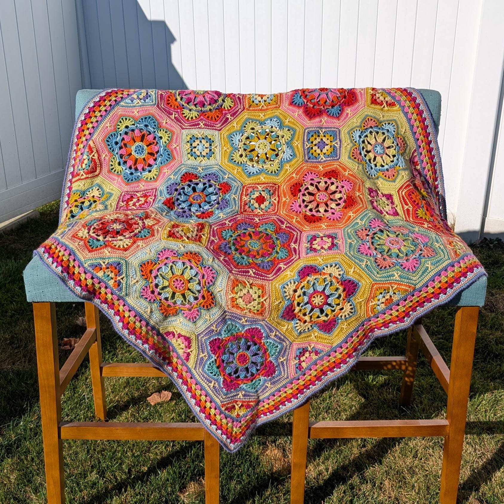 デルフトタイルのような手編みのブランケット