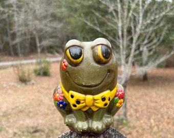 Happy Frog Figurine Green Flower Power Yellow Bow Tie Mod Seventies Tiered Tray Decor