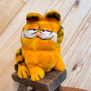 Garfield Plushie 1981 Daikin Stuffed Animal Sitting Pose Lovable Smirk Collectible Cartoon Character Great Gift Idea