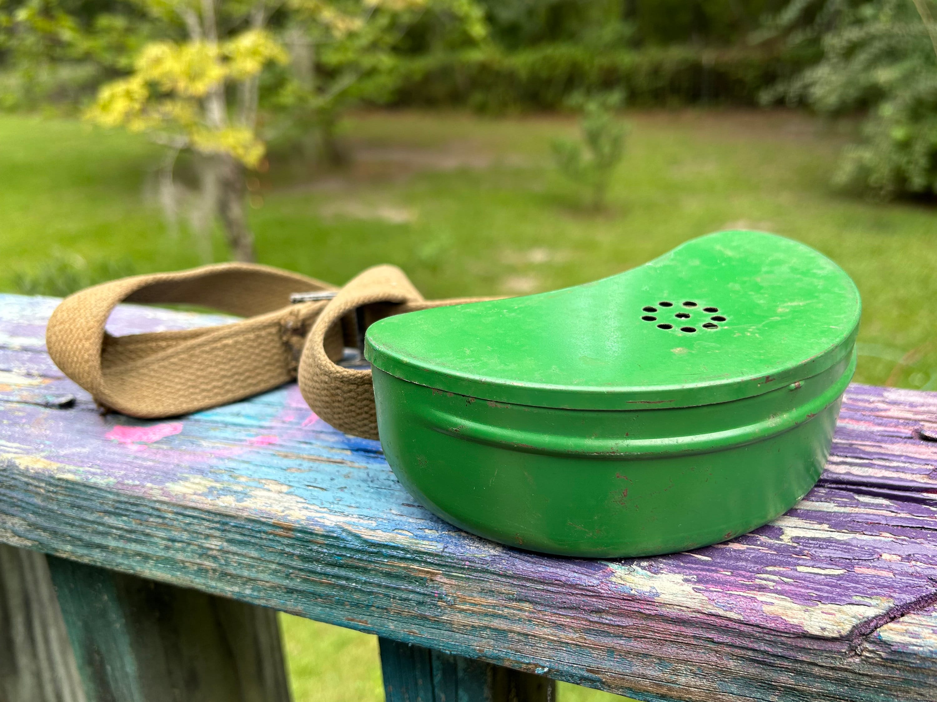 VINTAGE GREEN OLD PAL Metal Tin Belt Fishing Tackle Bait Box Worm/bug $9.99  - PicClick