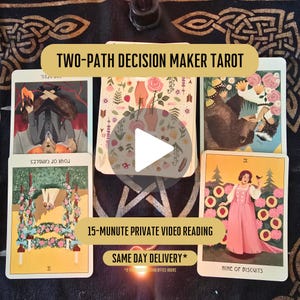 Könnte beinhalten: Ein Tarotkartendeck mit dem Text TWO-PATH DECISION MAKER TAROT und 15-MUNUTE PRIVATE VIDEO READING SAME DAY DELIVERY. Die Karten zeigen verschiedene Illustrationen, darunter eine Figur im Anzug, ein Blumenarrangement und eine Person in einem rosa Kleid.